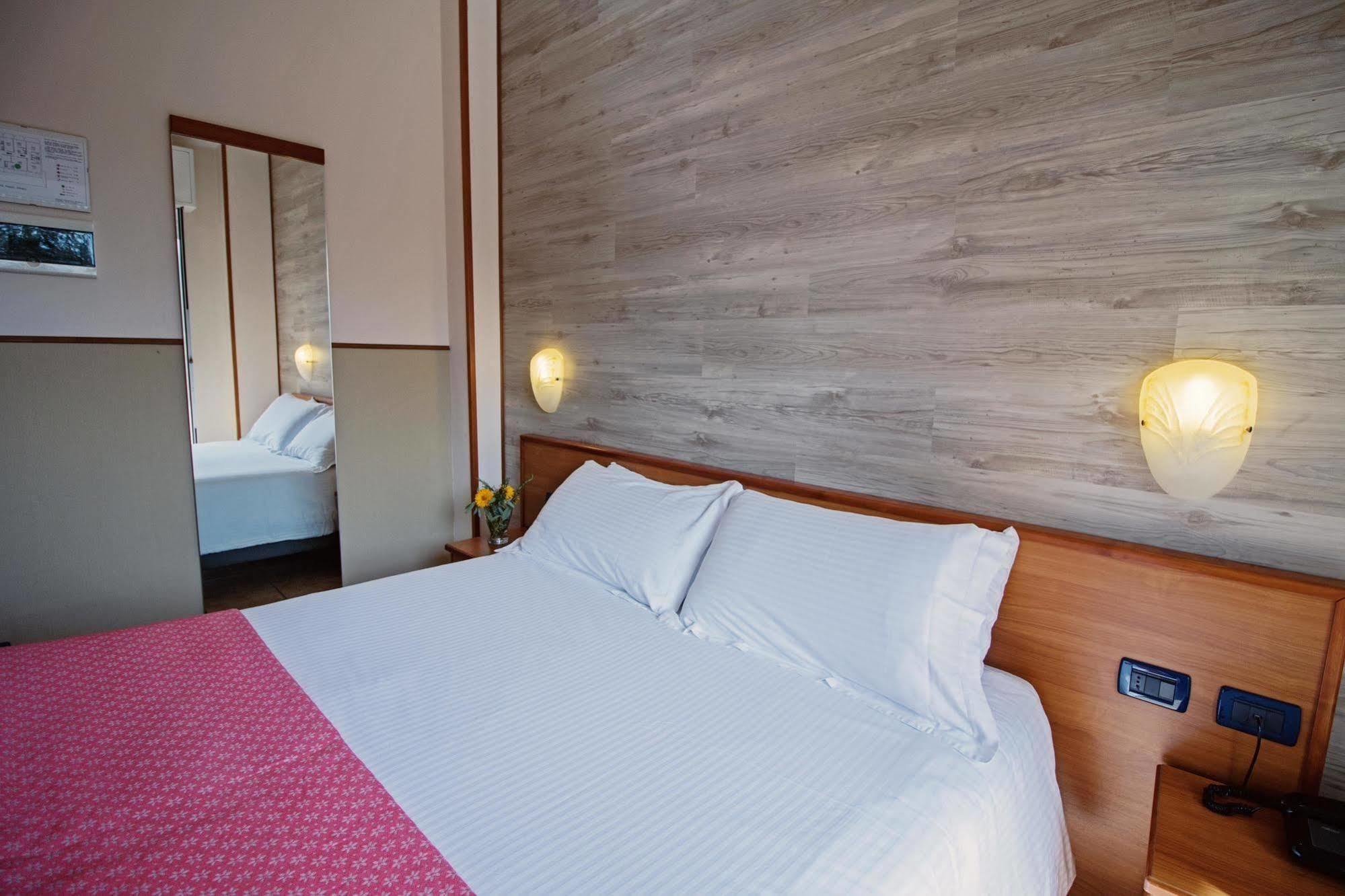 Albergo Moderno & Spa Fuipiano Valle Imagna Kültér fotó